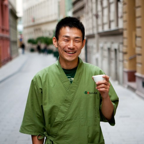Jaszuharu Macumata (Matsumata Yasuharu) japán teatanár, teafarmer a budapesti Hamami teaházban tartott el?adása el?tt, 2013. szeptember 30-án